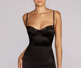 Auffallend im Satin-Minikleid